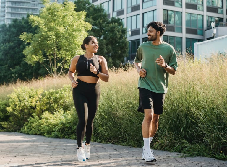 sport bei hitze tipps, zwei personen joggen im sommer