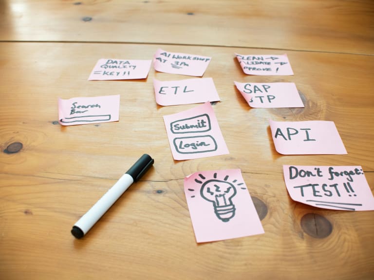 Organisation des tâches avec des post-it pour visualiser et prioriser le travail