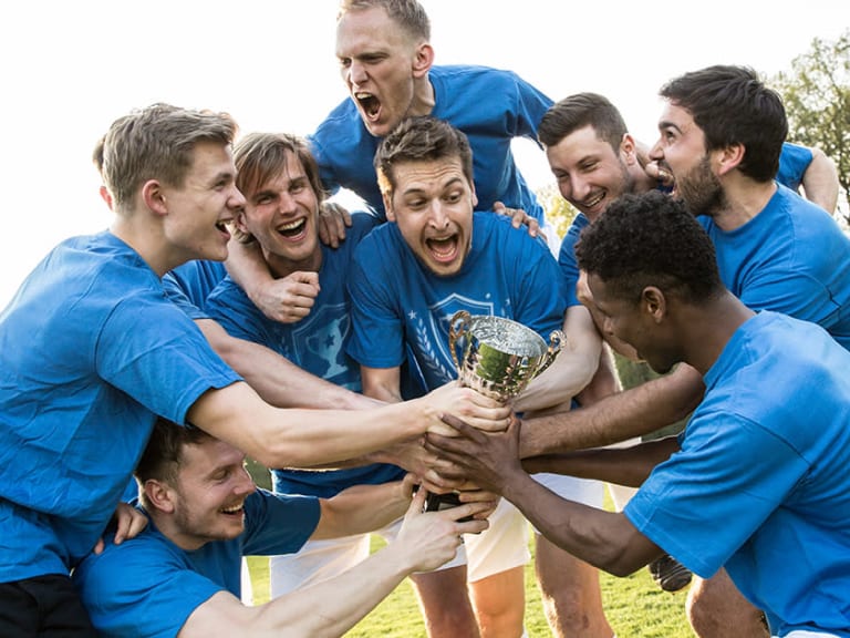 Fußball Trikots mit Vereinslogo