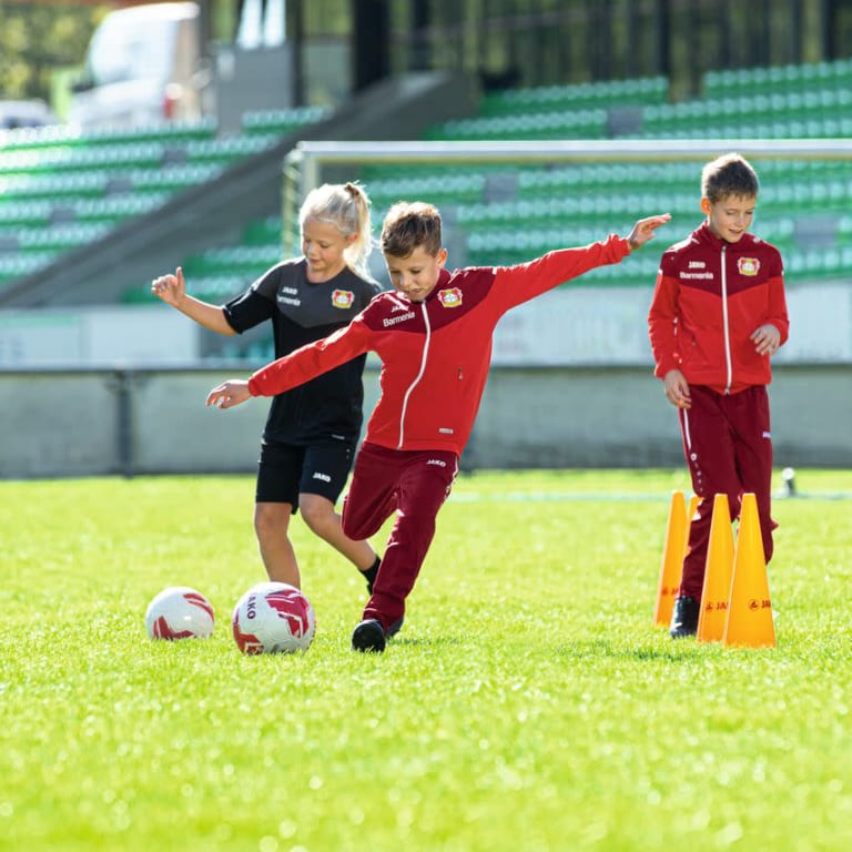 Maillot foot blanc et rouge pour enfant - personnalisé au dos avec