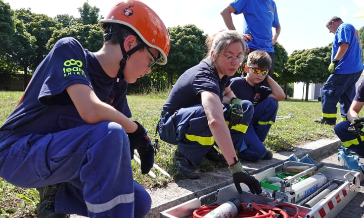 Jugendrotkreuz, Jugendfeuerwehr und THW-Jugend Dresden mit bedruckten T-Shirts