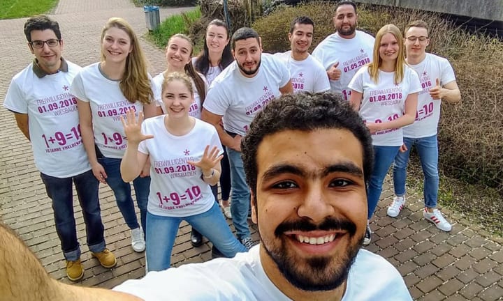 Teamet från volontärcentret och deras tryckta T-shirts