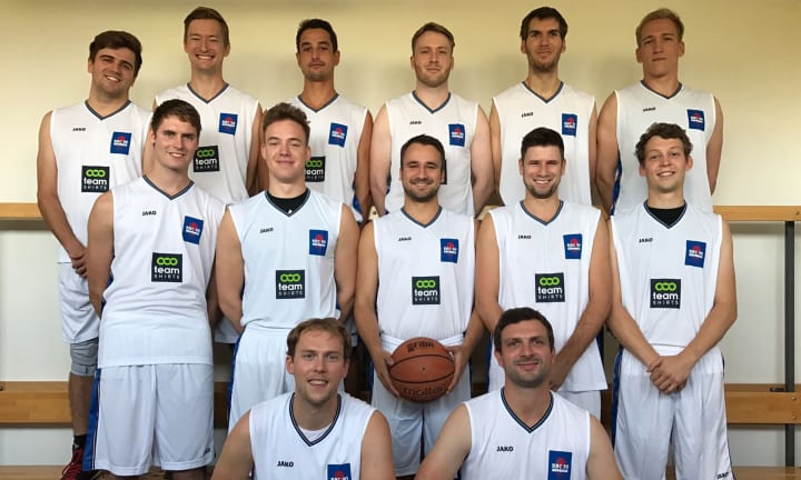 BBC 90 Köpenick en hun zelf ontworpen basketbalshirts