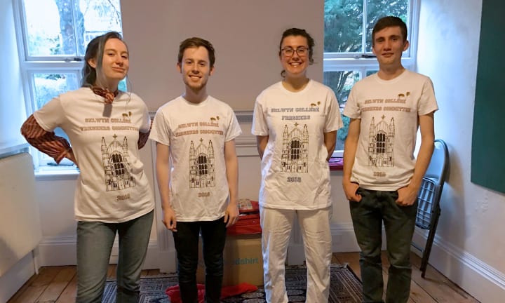 De studenten van het Selwyn College en hun eerstejaars T-shirts