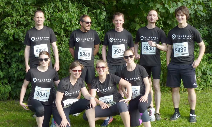 Team van Pluspol Interactive en hun zelfontworpen hardloopshirts