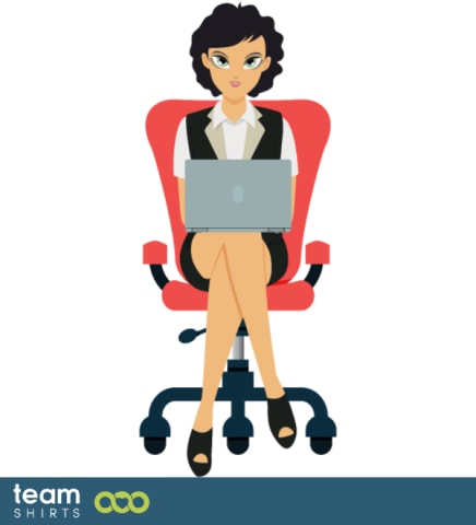 femme sur une chaise de bureau