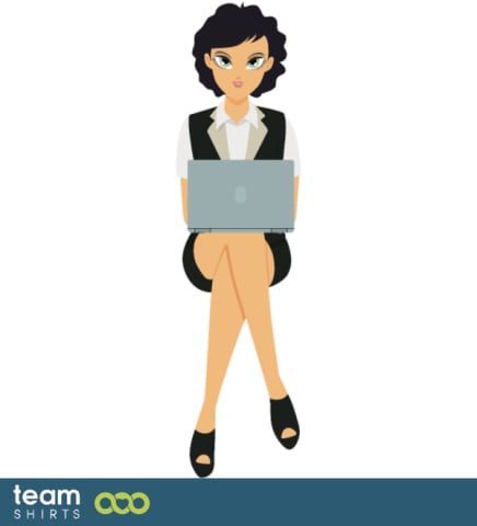 femme assise sur kaptop