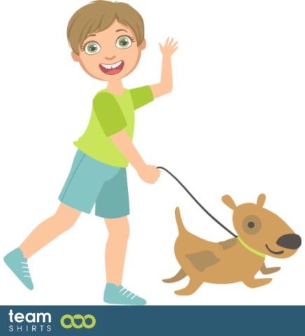 Kind, das einen Hund geht