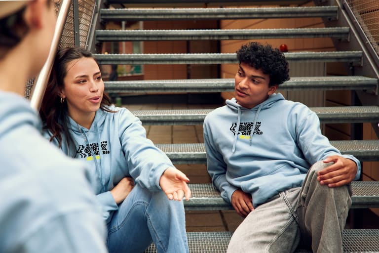 abschluss mottowoche tipps, schüler in abschlusshoodies