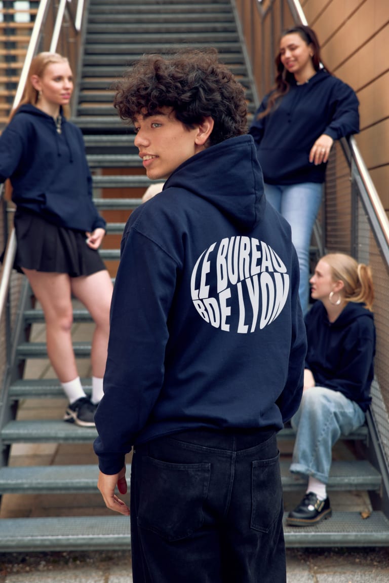 Deux étudiants portant des sweats êrspnnalisés 