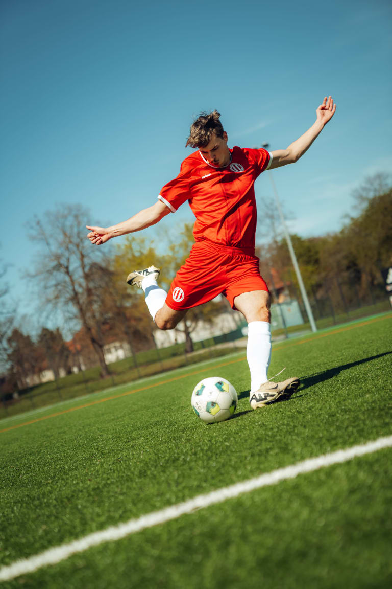 Fussball Trikot mit Vereinslogo designen
