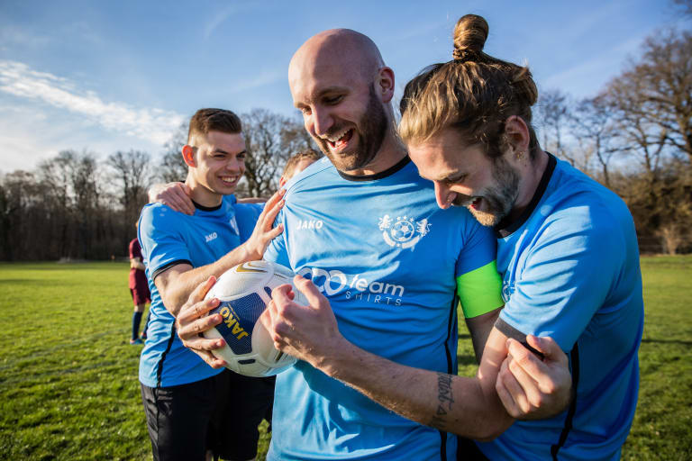 l'équipe de football se réjouit