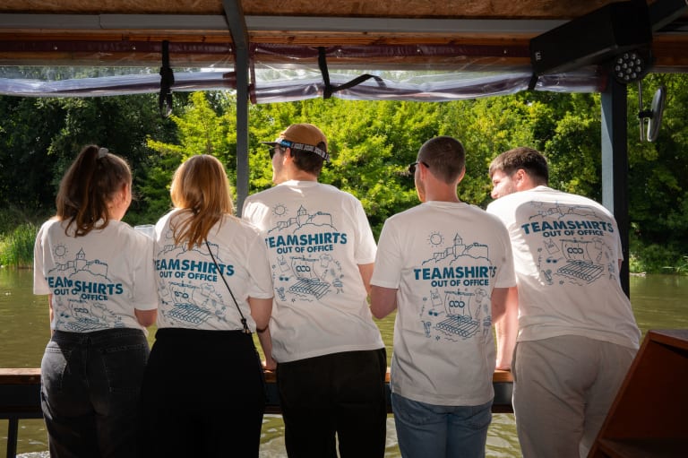 Gruppo di ragazzi sorridenti con felpe personalizzate g