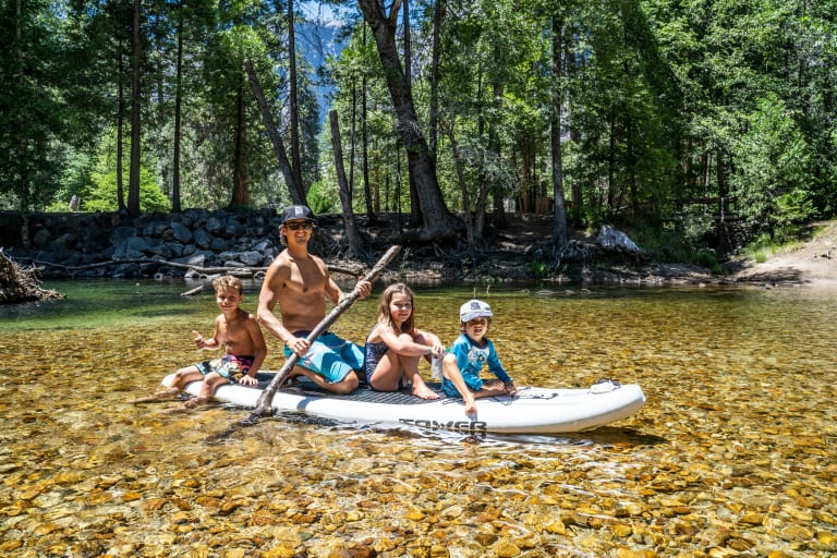aktivurlaub mit kindern ideen, vater mit kindern beim paddeln