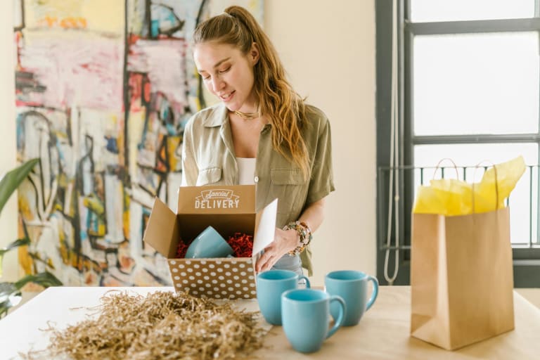 cadeaux clients, femme emballant des cadeaux pour les clients