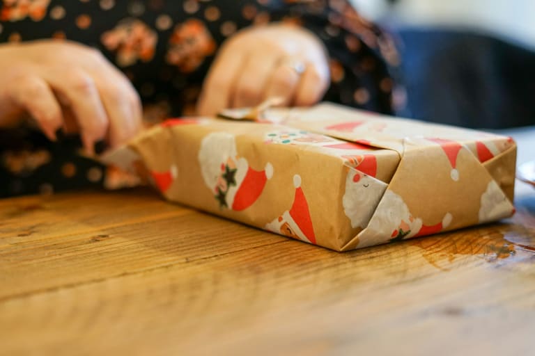 Personne emballant un cadeaux Secret Santa