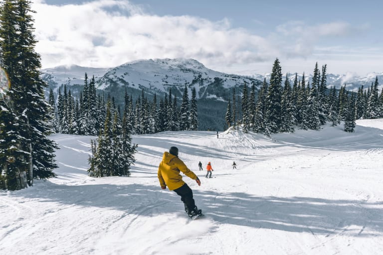 Skieur sur piste damée