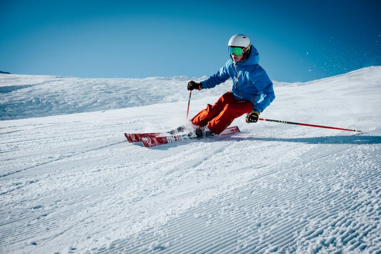 Skieur en poudreuse en montagne