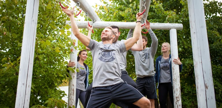 Grupa osób uprawiających Crossfit w personalizowanych koszulkach