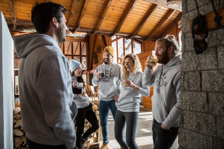 Groupe riant autour d’un café