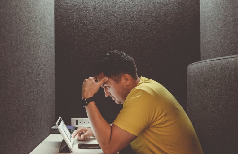 Le blues des vacances, un homme stressé au travail