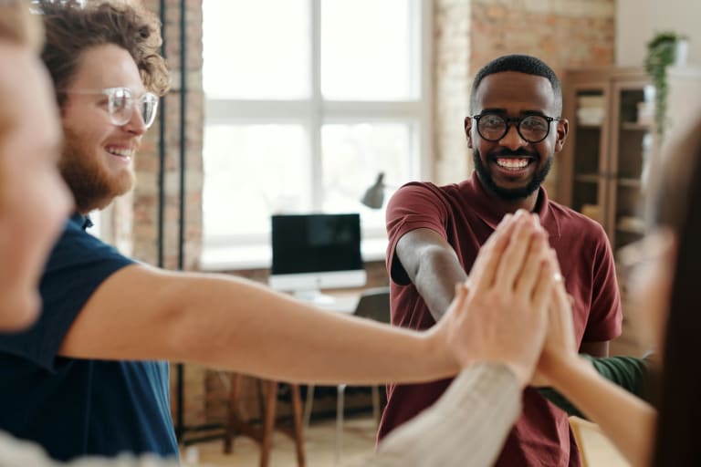 célébrer les succès avec l'équipe 