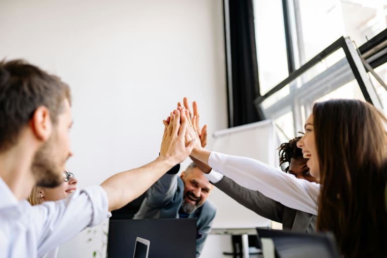 celebrer les succes en entreprise, equipe high-five