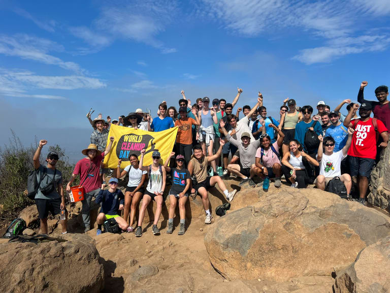 idée d'engagement social, bénévoles lors de la World Cleanup Day