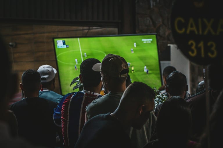 jeu de pronostics : les hommes regardent un match de foot
