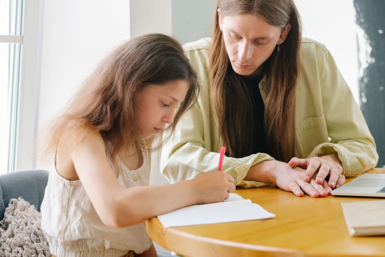 s'engager socialement, proposer des idées, donner des cours particuliers