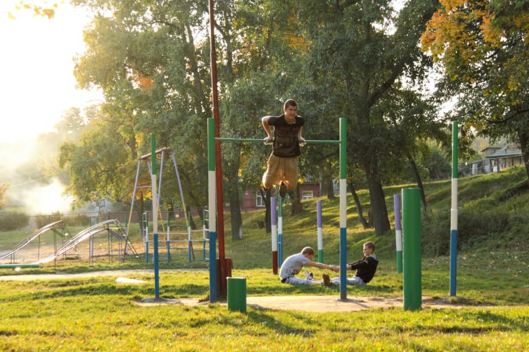 faire du sport en plein air dans le parc avec des appareils