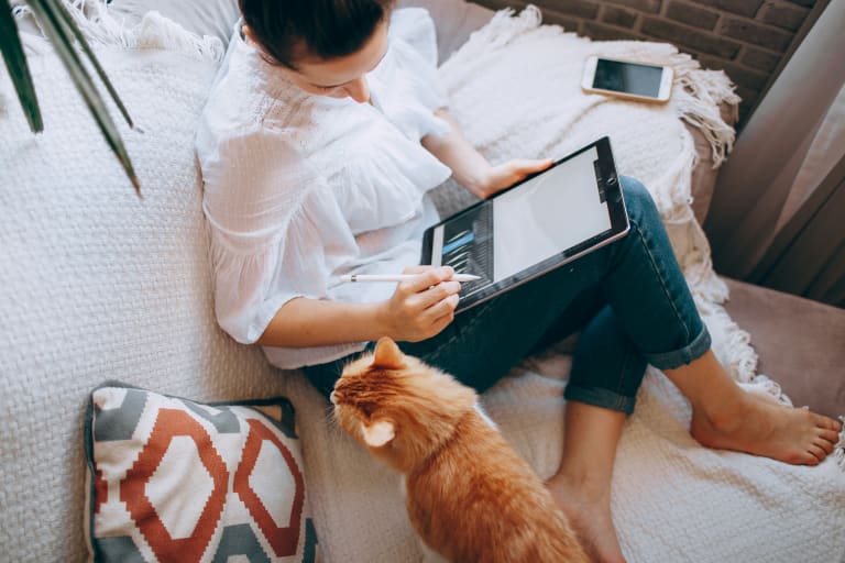 vacances à la maison, femme avec un chat sur le canapé
