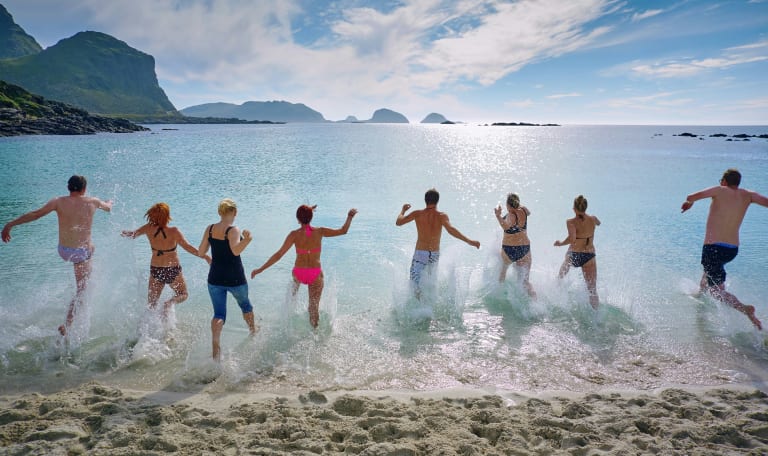 Conseils pour les voyages en groupe, les amis se précipitent dans l'eau