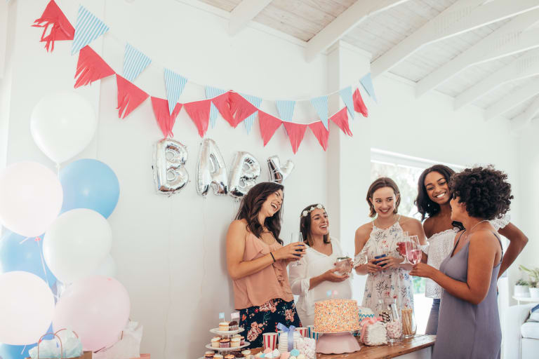 babyparty ideen, freundinnen bei babyshower