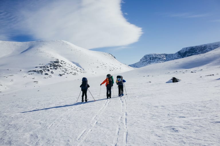 pistenskitour, drei freunde unterwegs im tiefschnee