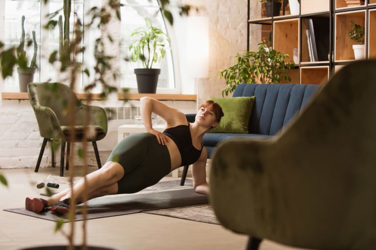 sport für zuhause, frau beim bodyweight training