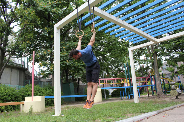 sport für zuhause, mann macht calisthenics im park