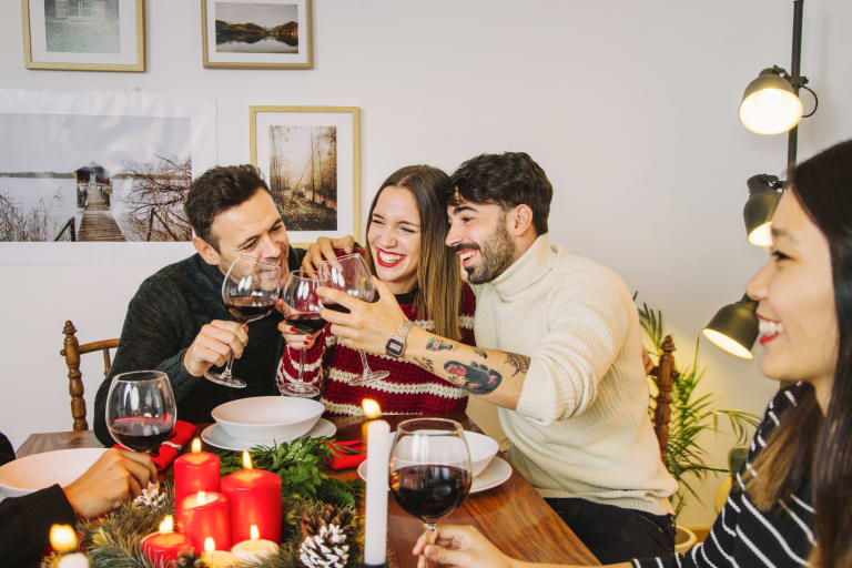 weihnachtsessen, freunde stoßen an