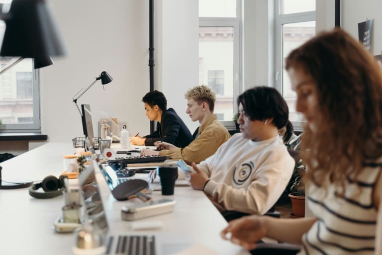 arbeitskollegen am schreibtisch nebeneinander, mental load