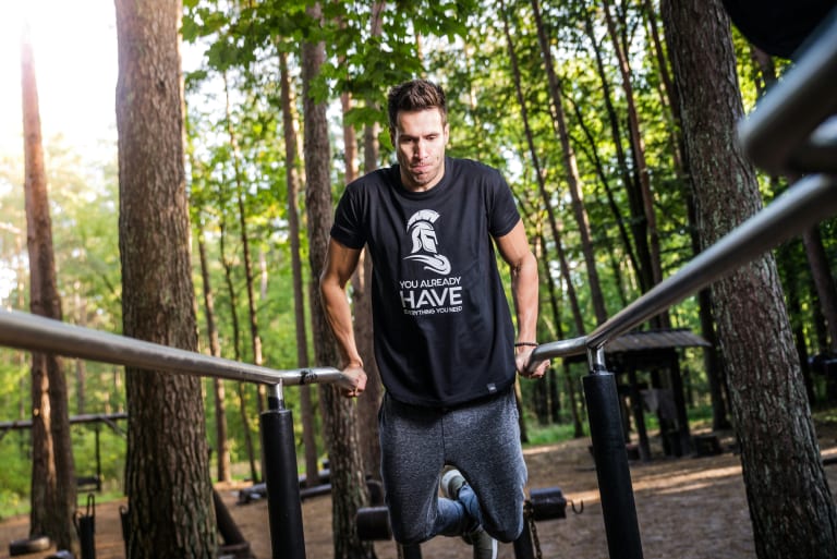 Homme faisant des dips sur barres extérieures