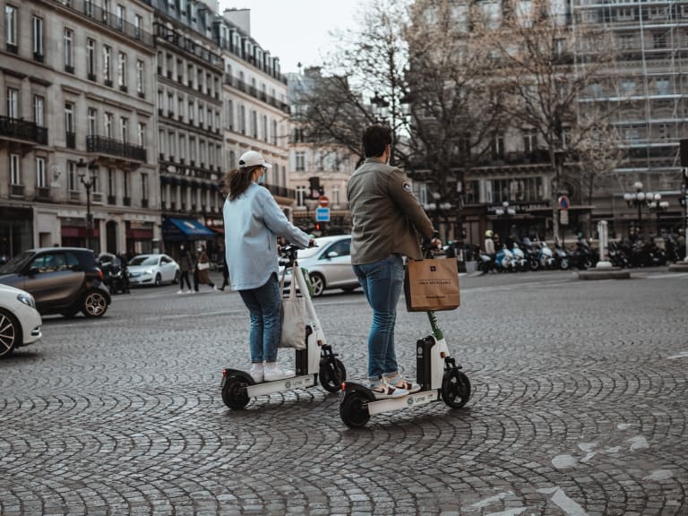zwei personen auf e-scootern