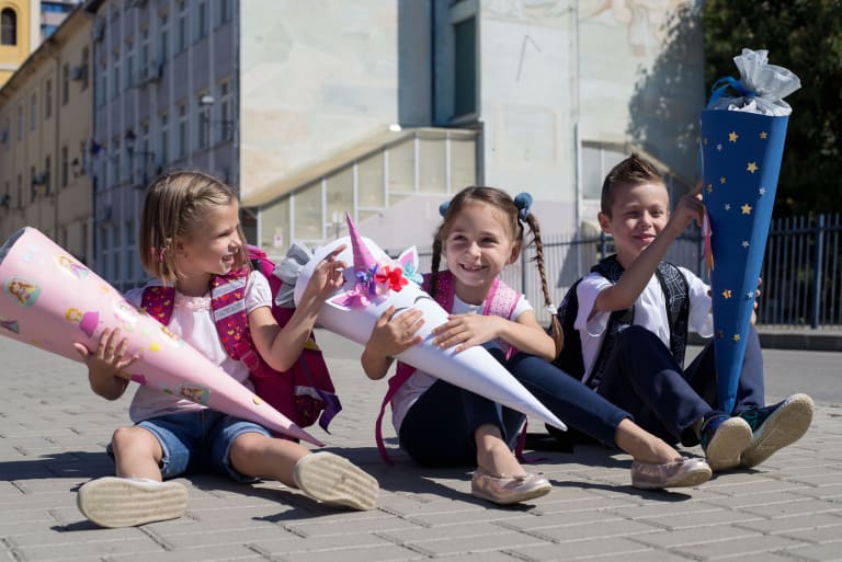 geschenke zur einschulung, drei schulkinder mit schultüten