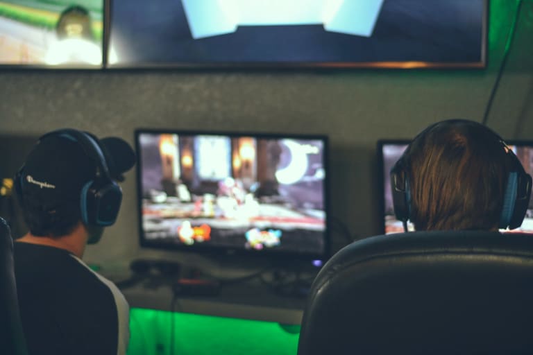 esport, gamer vor dem bildschirm