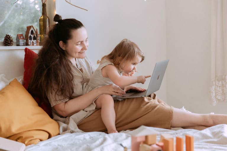 mehr familienzeit tipps, mutter und tochter am laptop