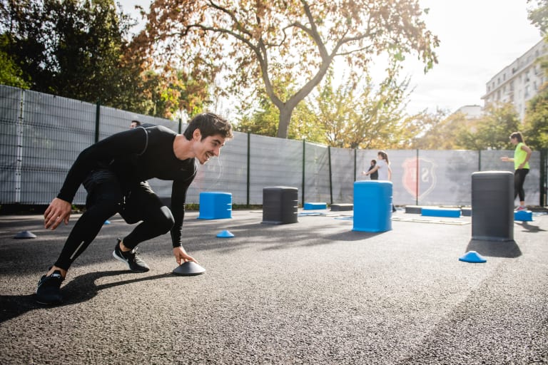 bootcamps im herbst, mann beim outdoor-fitness