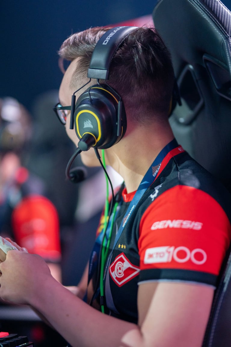 Joueur esport avec casque gaming