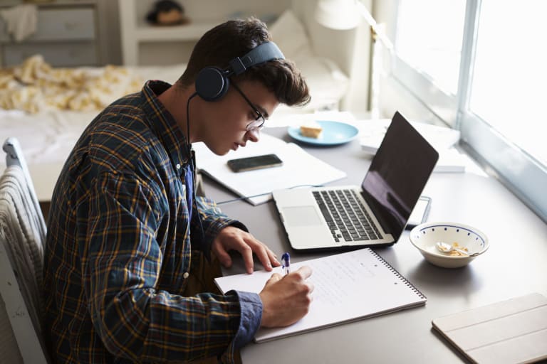 brainfood, schüler lernt am laptop