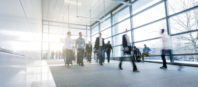 geschäftsreise planen tipps, menschen am flughafen