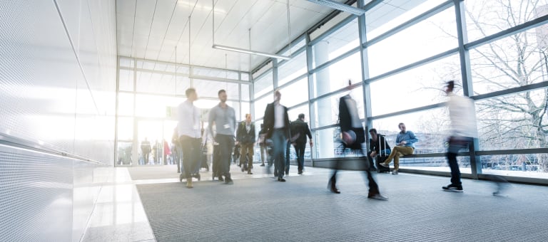 geschäftsreise planen, geschäftsleute unterwegs