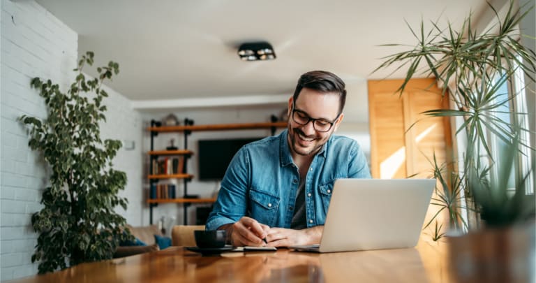 mann am schreibtisch im homeoffice
